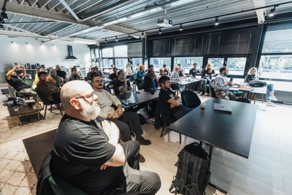 Eine diverse Gruppe von Fachleuten, die während eines Geschäftstreffens in einem modernen Konferenzraum aufmerksam zuhör