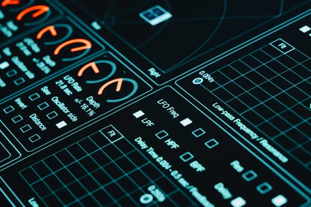 Nahaufnahme einer digitalen Schnittstelle mit futuristischen Grafiken und Datenanalysen bei schwachem Licht.